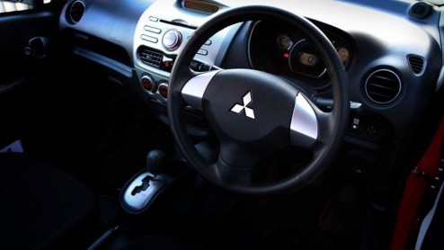 Volgens Mitsubishi heeft de elektrisch aangedreven auto de toekomst. Sterker nog, komende zomer al verfraaid de i-MiEV het straatbeeld in Japan. De auto waar vier volwassen Japanners fatsoenlijk in ku