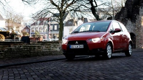 Een diesel? Nee, daar gelooft Mitsubishi niet meer in. Althans, niet voor de vernieuwde Colt. De fabrikant heeft een aantal maatregelen genomen om de 1.1 en 1.3 benzineversies een stuk zuiniger te mak