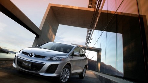 We vinden niet dat de tijd begint te dringen, maar Mazda is een andere mening toegedaan. De CX-7 verdient volgens hun een minieme facelift. Vandaag zien we de vernieuwde Mazda CX-7 voor het eerst in d