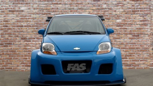 Een Chevrolet met V8. Niets bijzonders, toch? Wel als deze motor in een Matiz zit. En guess what, deze uitgebouwde stadsauto is sneller dan een Corvette! Leuk zo'n 'stadsauto'!