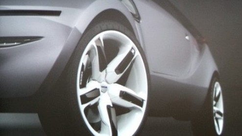 Dacia heeft wilde plannen. Niet met de bescheiden Logan of schappelijke Sandero, maar met heel iets anders. Iets vlots en sportiefs! Een eerste teaser is inmiddels uitgelekt, de officile onthulling v