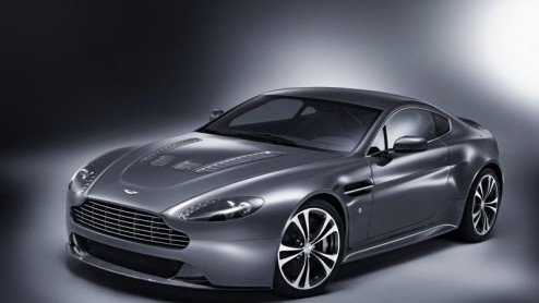 Timing of niet, Aston Martin heeft wat moois in petto. De V12 Vantage ziet het levenslicht. Deze nieuwkomer markeert het 95 jarig bestaan van het merk. Eind van het jaar start de productie, nu eerst d