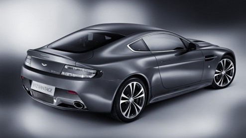 Timing of niet, Aston Martin heeft wat moois in petto. De V12 Vantage ziet het levenslicht. Deze nieuwkomer markeert het 95 jarig bestaan van het merk. Eind van het jaar start de productie, nu eerst d