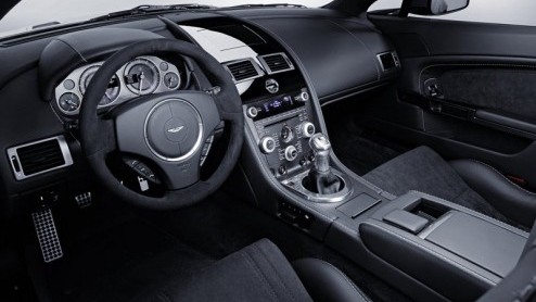 Timing of niet, Aston Martin heeft wat moois in petto. De V12 Vantage ziet het levenslicht. Deze nieuwkomer markeert het 95 jarig bestaan van het merk. Eind van het jaar start de productie, nu eerst d