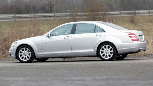 Vandaag opnieuw zicht op de facelift voor de Mercedes S-Klasse. Dit voorjaar ziet het opgefriste vlaggenschip het licht. Inmiddels rijdt de sedan vrijwel zonder schmink door de stad.