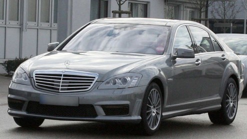 Vandaag opnieuw zicht op de facelift voor de Mercedes S-Klasse. Dit voorjaar ziet het opgefriste vlaggenschip het licht. Inmiddels rijdt de sedan vrijwel zonder schmink door de stad.
