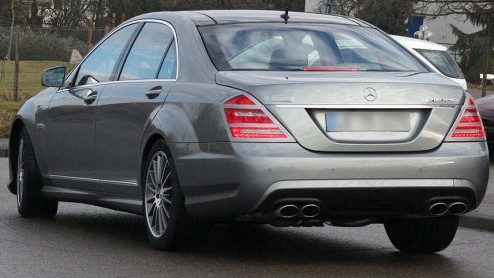 Vandaag opnieuw zicht op de facelift voor de Mercedes S-Klasse. Dit voorjaar ziet het opgefriste vlaggenschip het licht. Inmiddels rijdt de sedan vrijwel zonder schmink door de stad.
