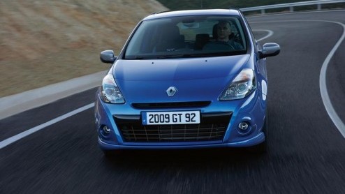 Renault is er uit, de nieuwe Clio is een feit! Met een nieuw familiegezicht, uiterlijke verfijningen op details en een modern motorpalet moet deze compacte Fransman weer even mee kunnen. Voor de liefh