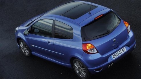 Renault is er uit, de nieuwe Clio is een feit! Met een nieuw familiegezicht, uiterlijke verfijningen op details en een modern motorpalet moet deze compacte Fransman weer even mee kunnen. Voor de liefh