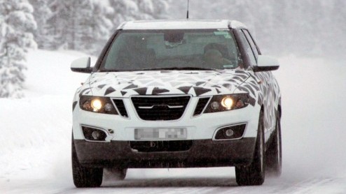 Tussen de invasie van nieuwe midi-SUV's wil Saab ook haar stempel gaan drukken. De 9-4X krijgt de zware taak op zich de Duitse en Zweedse concurrentie minimaal te evenaren. De productie start al over 