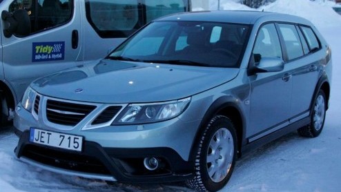 De opgestoerde Saab 9-3 Sport Estate, de 9-3X, is zo goed als af. Dat moet ook wel, want het Zweedse merk neemt deze avonturier mee naar Geneve. Dit zijn de laatste beelden.