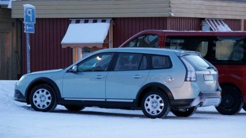 De opgestoerde Saab 9-3 Sport Estate, de 9-3X, is zo goed als af. Dat moet ook wel, want het Zweedse merk neemt deze avonturier mee naar Geneve. Dit zijn de laatste beelden.