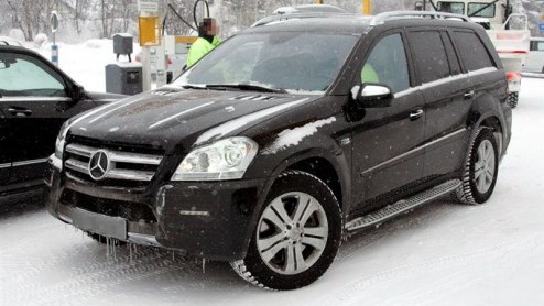 Mercedes-Benz heeft een kleine update voor de GL-Klasse gepland. De grootste SUV uit de Benz-familie is sinds 2006 op de markt en kan rekenen op een lichtjes bijgewerkte neus en aangepaste achterzijde