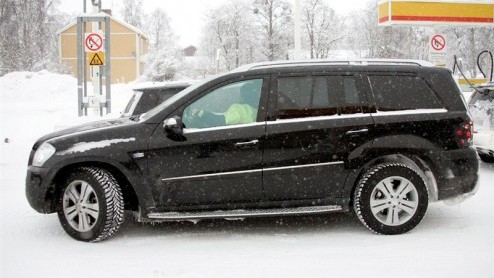 Mercedes-Benz heeft een kleine update voor de GL-Klasse gepland. De grootste SUV uit de Benz-familie is sinds 2006 op de markt en kan rekenen op een lichtjes bijgewerkte neus en aangepaste achterzijde