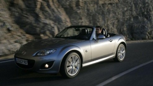 We zagen al eerder beelden van de vernieuwde Mazda MX-5 voorbij komen, maar nu treedt Mazda verder in detail. De compacte sportauto van het merk verschijnt deze zomer op de weg werd subtiel bijgepunt 