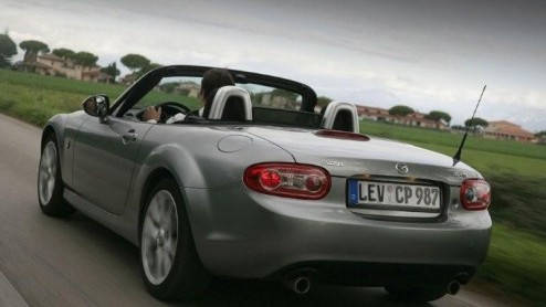 We zagen al eerder beelden van de vernieuwde Mazda MX-5 voorbij komen, maar nu treedt Mazda verder in detail. De compacte sportauto van het merk verschijnt deze zomer op de weg werd subtiel bijgepunt 