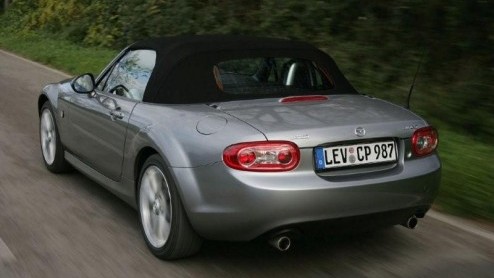 We zagen al eerder beelden van de vernieuwde Mazda MX-5 voorbij komen, maar nu treedt Mazda verder in detail. De compacte sportauto van het merk verschijnt deze zomer op de weg werd subtiel bijgepunt 