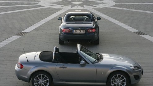 We zagen al eerder beelden van de vernieuwde Mazda MX-5 voorbij komen, maar nu treedt Mazda verder in detail. De compacte sportauto van het merk verschijnt deze zomer op de weg werd subtiel bijgepunt 