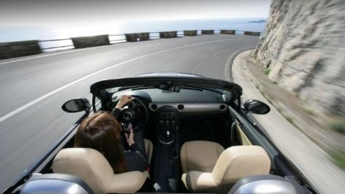 We zagen al eerder beelden van de vernieuwde Mazda MX-5 voorbij komen, maar nu treedt Mazda verder in detail. De compacte sportauto van het merk verschijnt deze zomer op de weg werd subtiel bijgepunt 