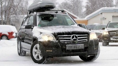 Wat is er nieuw aan deze Mercedes GLK? Dat vroegen wij ons ook af. Wie goed kijkt ziet nu dagrijverlichting gemonteerd. Blijkbaar wilde Mercedes-Benz dat nog even onder de pet houden.
