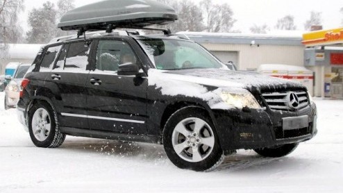 Wat is er nieuw aan deze Mercedes GLK? Dat vroegen wij ons ook af. Wie goed kijkt ziet nu dagrijverlichting gemonteerd. Blijkbaar wilde Mercedes-Benz dat nog even onder de pet houden.