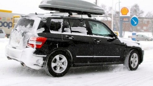 Wat is er nieuw aan deze Mercedes GLK? Dat vroegen wij ons ook af. Wie goed kijkt ziet nu dagrijverlichting gemonteerd. Blijkbaar wilde Mercedes-Benz dat nog even onder de pet houden.