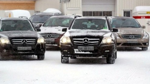 Wat is er nieuw aan deze Mercedes GLK? Dat vroegen wij ons ook af. Wie goed kijkt ziet nu dagrijverlichting gemonteerd. Blijkbaar wilde Mercedes-Benz dat nog even onder de pet houden.