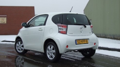 Behoefte aan een compacte stadsauto? Keuze genoeg. Ook bij Toyota. Toch vond de fabrikant het nodig om naast de kleine Aygo nog een kleiner (korter) stadsvehikel in de prijslijsten te zetten. En wel d