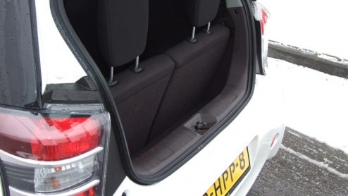 Behoefte aan een compacte stadsauto? Keuze genoeg. Ook bij Toyota. Toch vond de fabrikant het nodig om naast de kleine Aygo nog een kleiner (korter) stadsvehikel in de prijslijsten te zetten. En wel d
