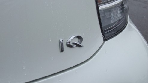 Behoefte aan een compacte stadsauto? Keuze genoeg. Ook bij Toyota. Toch vond de fabrikant het nodig om naast de kleine Aygo nog een kleiner (korter) stadsvehikel in de prijslijsten te zetten. En wel d