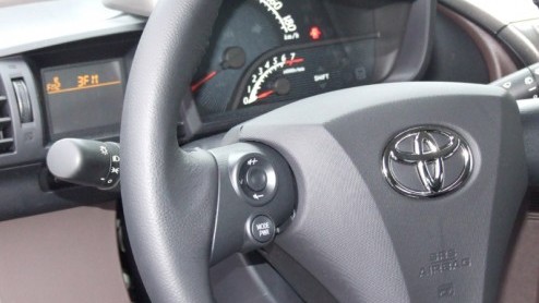 Behoefte aan een compacte stadsauto? Keuze genoeg. Ook bij Toyota. Toch vond de fabrikant het nodig om naast de kleine Aygo nog een kleiner (korter) stadsvehikel in de prijslijsten te zetten. En wel d