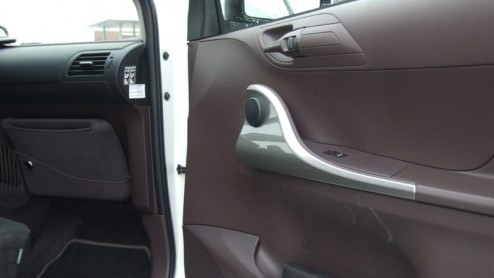 Behoefte aan een compacte stadsauto? Keuze genoeg. Ook bij Toyota. Toch vond de fabrikant het nodig om naast de kleine Aygo nog een kleiner (korter) stadsvehikel in de prijslijsten te zetten. En wel d