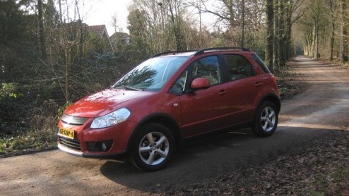 Op zoek naar iets stoers, met genoeg ruimte, maar een schappelijk prijskaartje? Dan is de Suzuki SX4 zo gek nog niet! We reden de opgestoerde versie met 4Grip vierwielaandrijving en een 1.6 onder de k