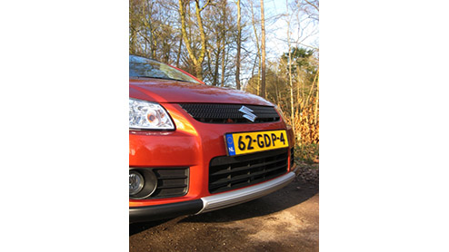Op zoek naar iets stoers, met genoeg ruimte, maar een schappelijk prijskaartje? Dan is de Suzuki SX4 zo gek nog niet! We reden de opgestoerde versie met 4Grip vierwielaandrijving en een 1.6 onder de k