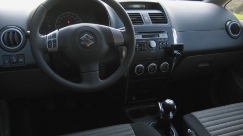 Op zoek naar iets stoers, met genoeg ruimte, maar een schappelijk prijskaartje? Dan is de Suzuki SX4 zo gek nog niet! We reden de opgestoerde versie met 4Grip vierwielaandrijving en een 1.6 onder de k
