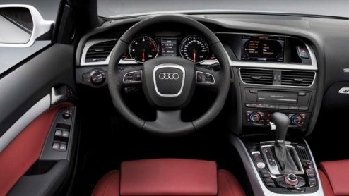 In mei wordt de nieuwe Audi A5 Cabriolet in Nederland gentroduceerd. Dus om iedereen vast op te warmen heeft Audi vandaag de prijzen vrijgegeven. De elegante vierzits cabriolet leverbaar vanaf 52.7