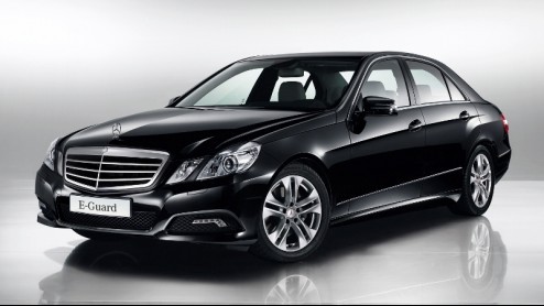 We hopen dat je deze E-Klasse niet nodig zult hebben. Dit is namelijk de E-Guard, de gepantserde versie van de nieuwe E-Klasse. Daarmee zet Mercedes-Benz zijn al tachtig jaar lange traditie in de ontw