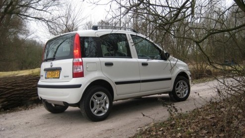 De Fiat Panda. Wie heeft m niet gehad? Jarenlang ht icoon voor de stadsauto en  ondanks de toegenomen concurrentie  nog steeds een veelgeziene gast in het verkeer. De Italianen weten wel raad met