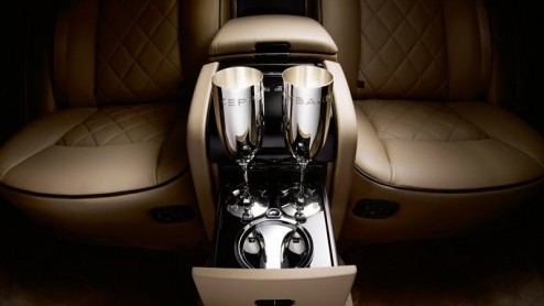 Een bijzondere naam voor een net zo bijzondere auto. Maybach toont de 'Zeppelin' in Genve. Dat staat voor een pakket met grootse luxe, want ja, alles went...