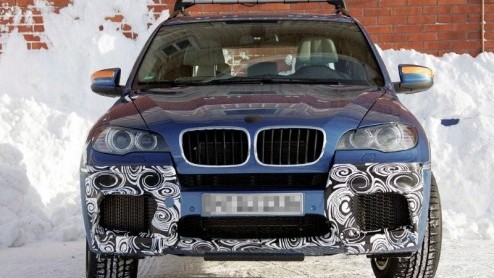 De BMW X5 M is weer opgedoken. Met hooggespannen verwachtingen kijken we uit naar deze extra sportieve versie van de populaire Beierse SUV, met een bi-turbo V8 onder de kap.