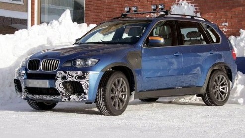 De BMW X5 M is weer opgedoken. Met hooggespannen verwachtingen kijken we uit naar deze extra sportieve versie van de populaire Beierse SUV, met een bi-turbo V8 onder de kap.