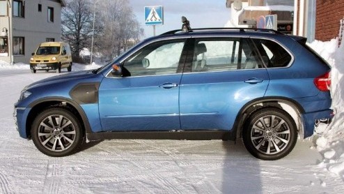 De BMW X5 M is weer opgedoken. Met hooggespannen verwachtingen kijken we uit naar deze extra sportieve versie van de populaire Beierse SUV, met een bi-turbo V8 onder de kap.