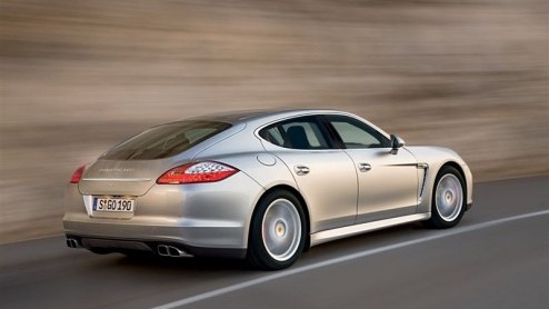 Stukje bij beetje komen we alles te weten over de Porsche Panamera. Dat mag ook wel, want we hebben er lang op moeten wachten. Na de onthulling van het interieur gisteren is het nu de beurt aan de pri