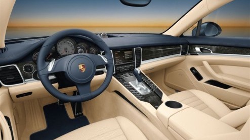 Stukje bij beetje komen we alles te weten over de Porsche Panamera. Dat mag ook wel, want we hebben er lang op moeten wachten. Na de onthulling van het interieur gisteren is het nu de beurt aan de pri