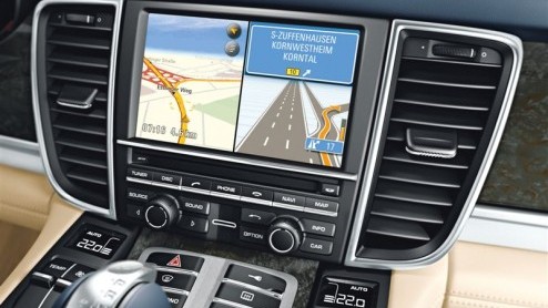 Stukje bij beetje komen we alles te weten over de Porsche Panamera. Dat mag ook wel, want we hebben er lang op moeten wachten. Na de onthulling van het interieur gisteren is het nu de beurt aan de pri