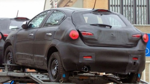 Het is lange tijd stil geweest rond de Alfa Romeo 149. Zijn komst staat nog steeds voor dit jaar gepland. Een testexemplaar werd opnieuw gespot, nu meer in een eigen jas, in plaats van een Fiat Bravo 