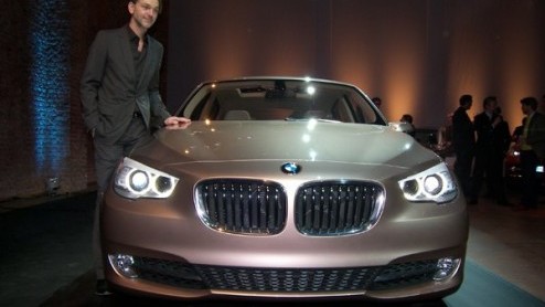 In Mnchen waren een aantal gelukkigen bijeen om het studiemodel van de BMW 5-serie GT te aanschouwen, voorafgaand aan de Autosalon van Genve. Daarvan zijn beelden de wereld in gestuurd, dus weten we