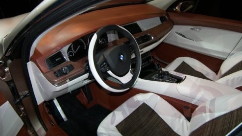 In Mnchen waren een aantal gelukkigen bijeen om het studiemodel van de BMW 5-serie GT te aanschouwen, voorafgaand aan de Autosalon van Genve. Daarvan zijn beelden de wereld in gestuurd, dus weten we
