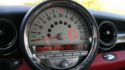 De nieuwe Mini Cooper is tamelijk ingrijpend veranderd. Maar vreemd genoeg zie je daar aan de buitenkant bijna niets van. Nu met filmpje in het artikel!