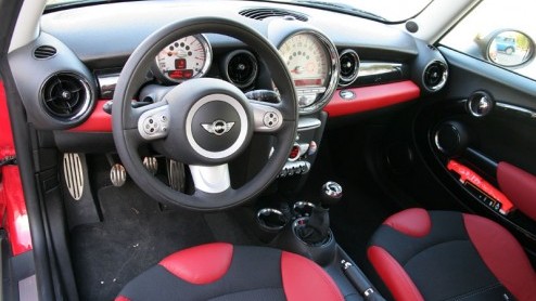 De nieuwe Mini Cooper is tamelijk ingrijpend veranderd. Maar vreemd genoeg zie je daar aan de buitenkant bijna niets van. Nu met filmpje in het artikel!